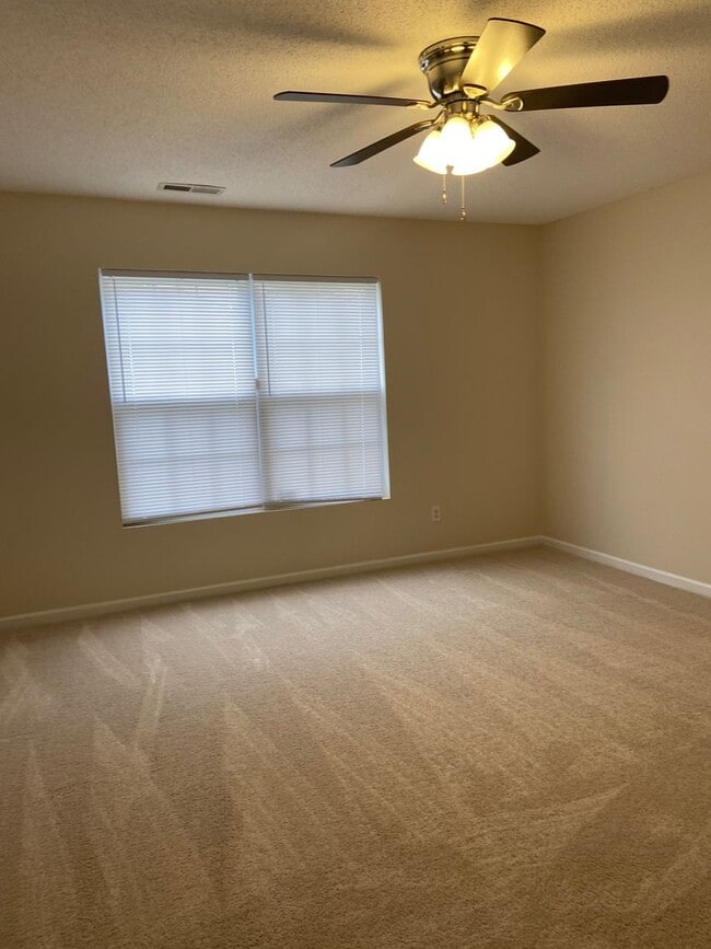 Building Photo - ~~~ Like New 4 Bedroom Townhome  ~~~