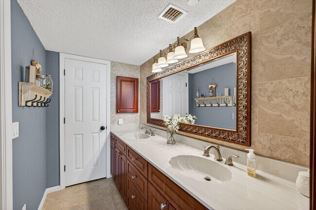 Building Photo - 5055 N Hwy A1A