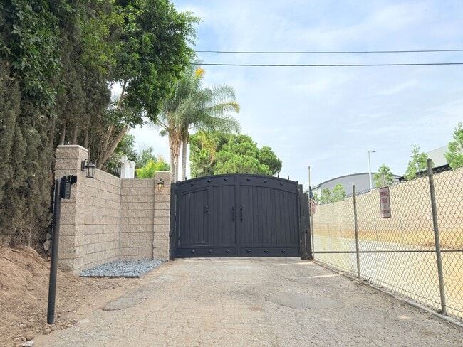 Building Photo - Luxury 3-Bedroom + Bonus Room Home in Gate...