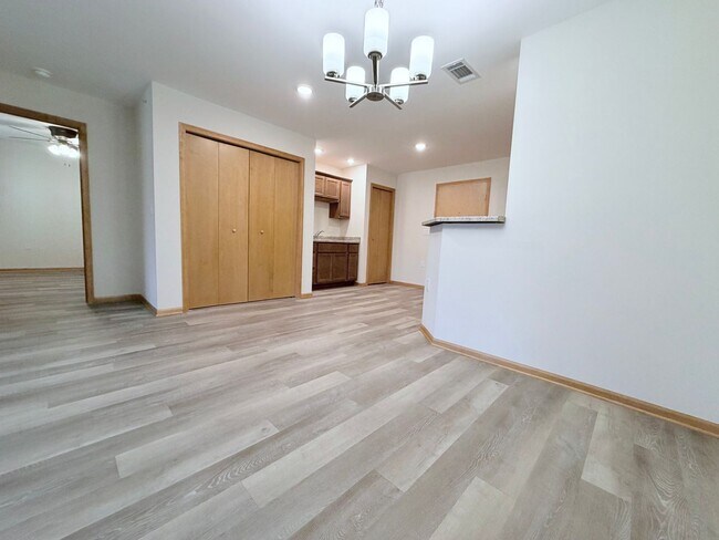 Building Photo - 2 Bed / 2 Bath Apartment in Madison, WI 53579