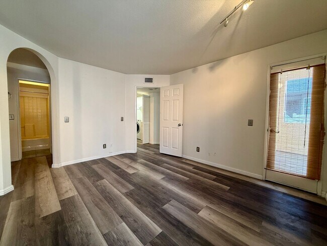 Building Photo - Spacious 2 BED 2 BATH Condo! Two-Car Tandem Garage! Central AC! In Unit Washer/Dryer!