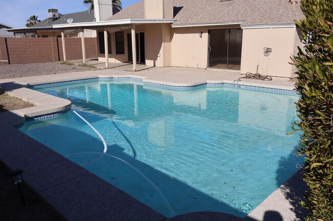 Building Photo - 3 bed 2 bath POOL Home!