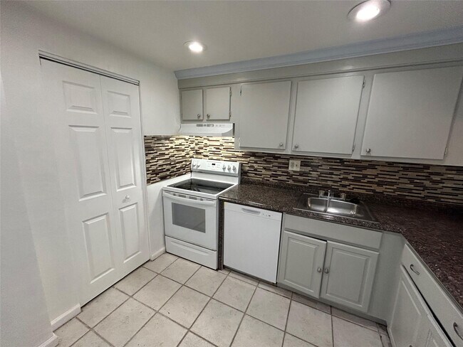 Building Photo - 8000 Fairview Dr