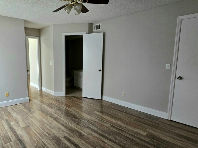 Building Photo - 4630 Commander Dr