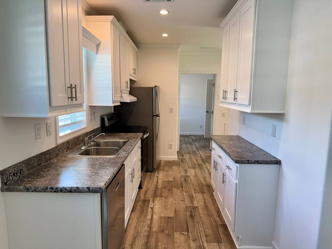 Building Photo - 956 N Colonial Cir
