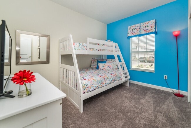 Building Photo - For Rent - Pool Townhome with 5 Bedroom 4 ...