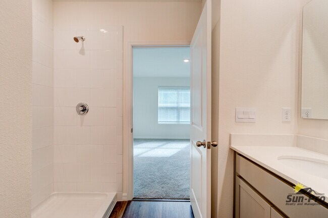 Building Photo - 982 Commons Way