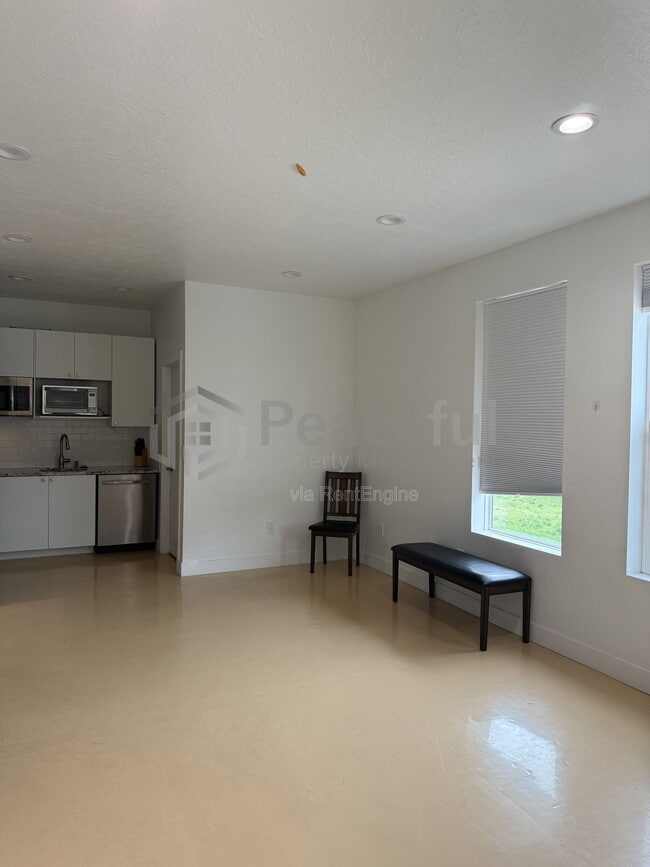 Building Photo - 2324 S Green St