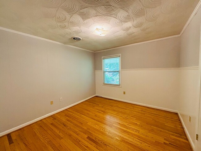 Building Photo - 1105 Robin Rd