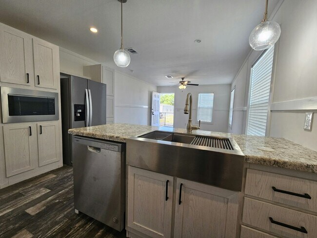 Building Photo - 16830 Oak Leaf Ct