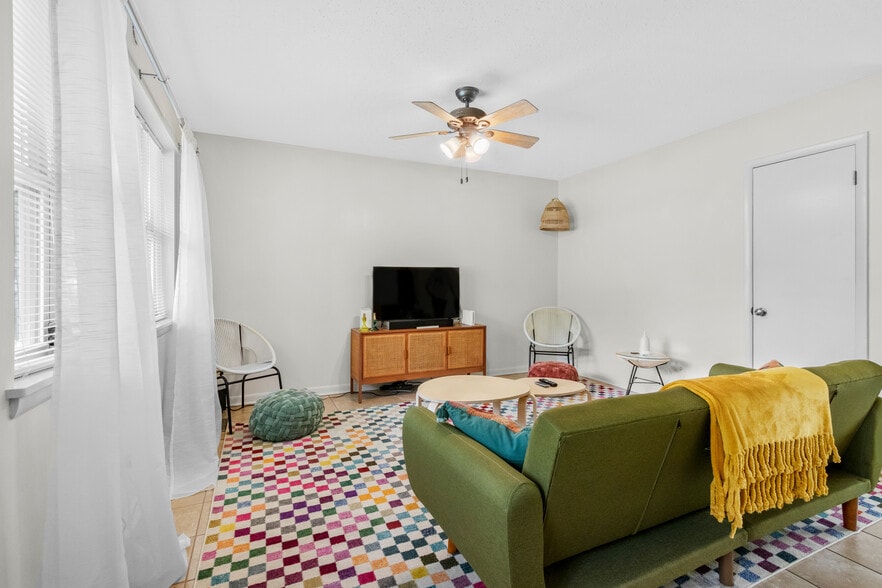 Building Photo - 840 W Davis St