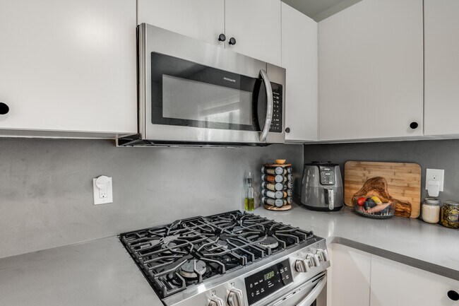 Stainless steel gas range - 96 Ardmore Pl NW
