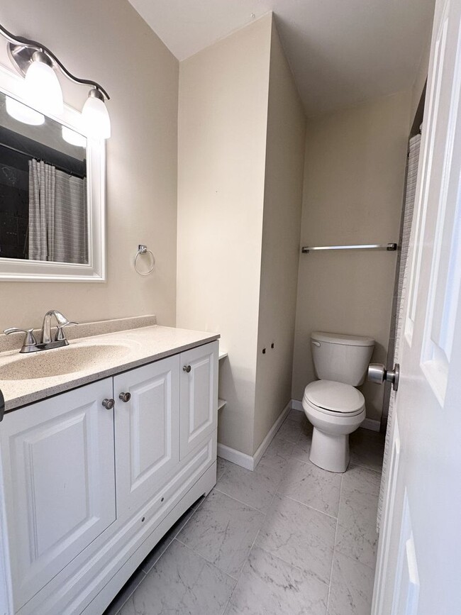 Building Photo - Charming Updated Home in Prime Chesapeake Location – Spacious Layout & Modern Touches!
