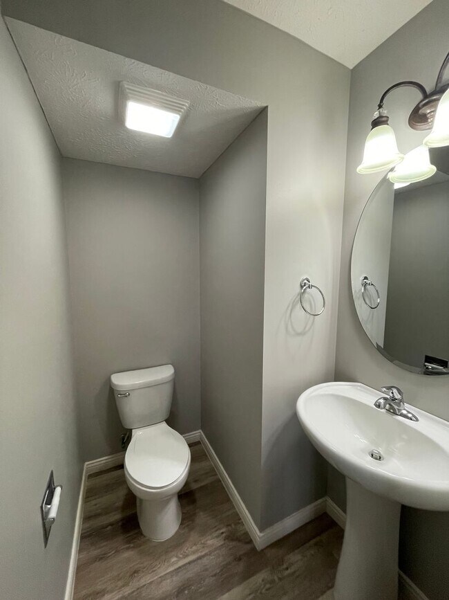 Building Photo - 3 Bedroom Single Family Home