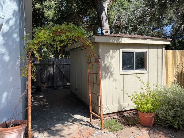 storage shed - 1130 Palo Alto Ave