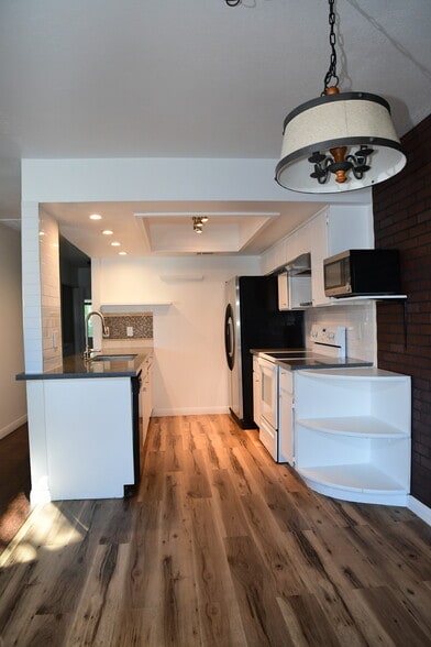 Building Photo - 925 Willow Tree Dr