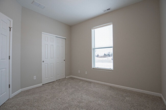 Building Photo - 344 E Stratford Ave