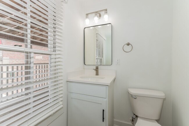 Building Photo - 2 bed/1 bath on King St. Live in the Heart...