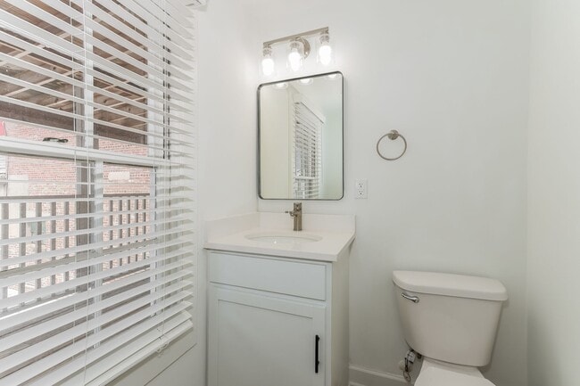 Building Photo - Move-in Today and get 1 month Free - 2 bed / 1 bath on King St. & Calhoun