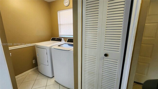 Building Photo - 2700 Coral Springs Dr