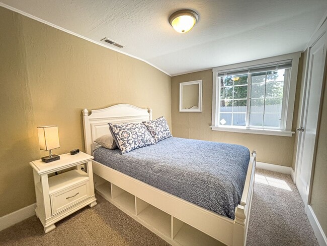 Building Photo - Kelsey's Cottage: Fully Furnished 2 bd/1ba Jacksonville Cottage, Large yard! $300 Utility Fee