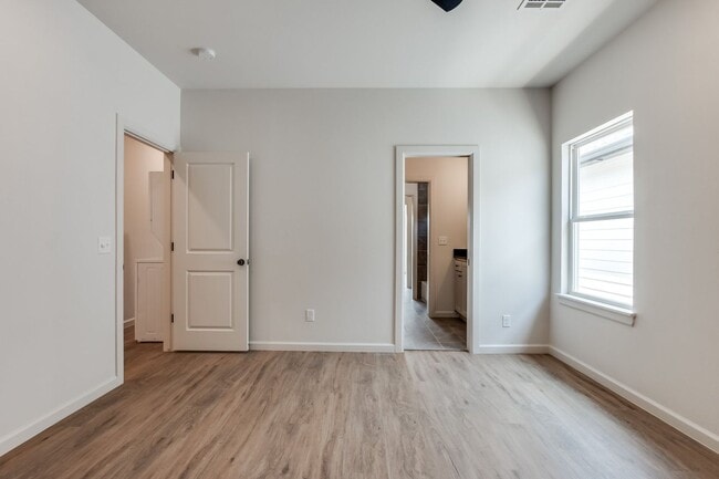 Building Photo - Urban living in Edmond