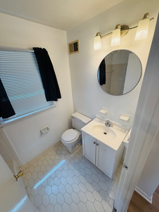Building Photo - Beautiful 3-4 Bedroom 2 Bathroom Home