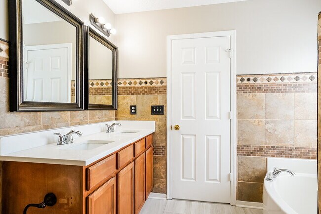 Building Photo - 6011 Paducah Dr