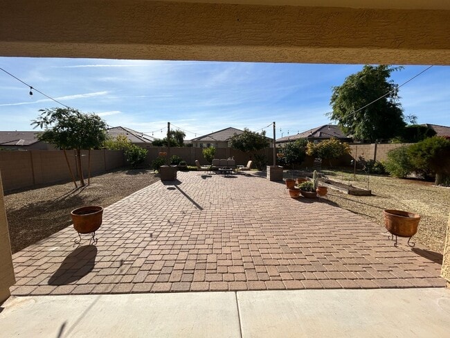 Building Photo - 18627 W North Ln