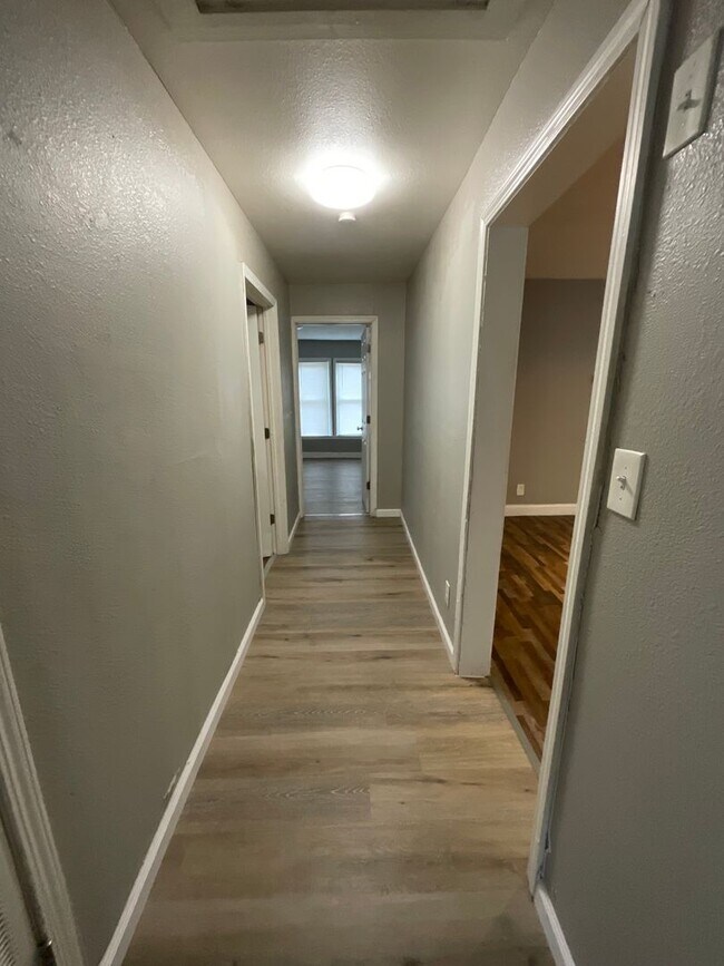 Building Photo - Stunning 3BR/1BA Home - HUGE fenced-in Backyard!