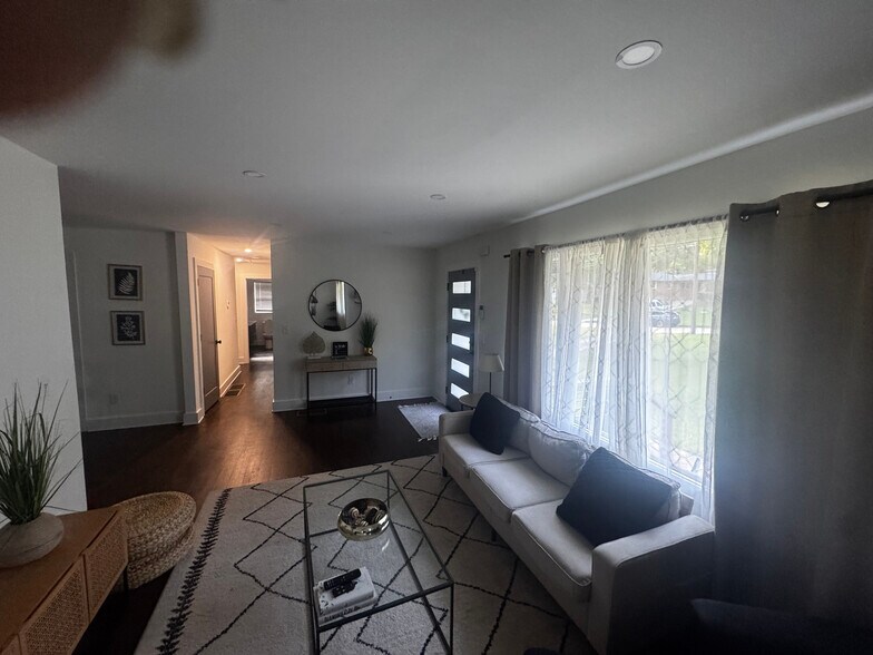 Building Photo - Room in House on Pasadena Dr