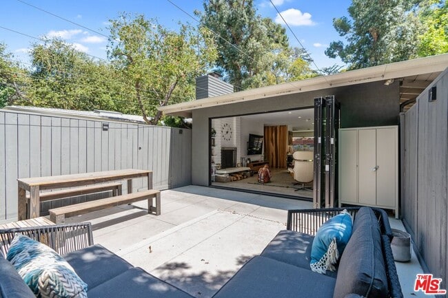 Building Photo - 2820 Nichols Canyon Pl