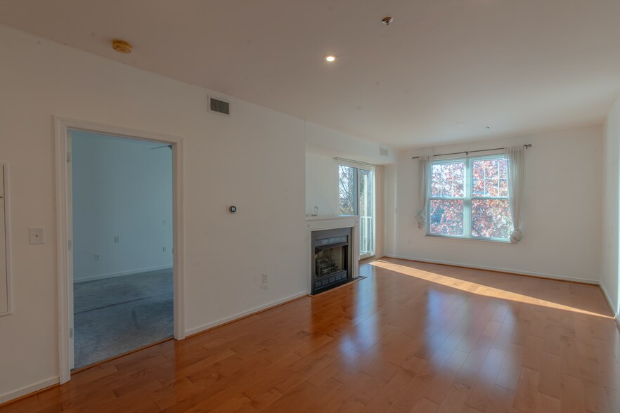 Building Photo - 1645 International Dr