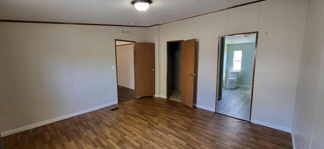 Building Photo - 3024 E 13th Ct
