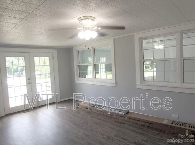 Building Photo - 1722 Kings Rd