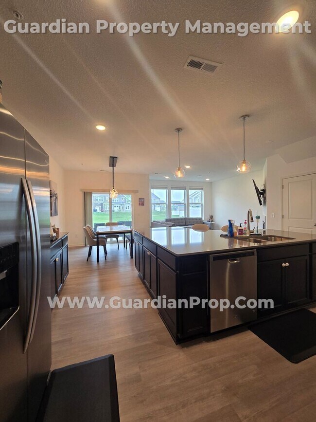 Building Photo - Lake Elmo Townhouse, Newer build, 2 Car Ga...
