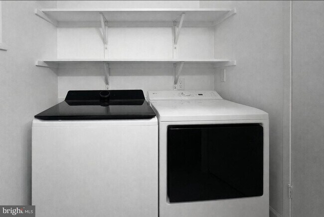 Building Photo - 5 Warren Lodge Ct