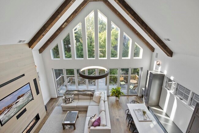 Building Photo - 719 E 2nd St