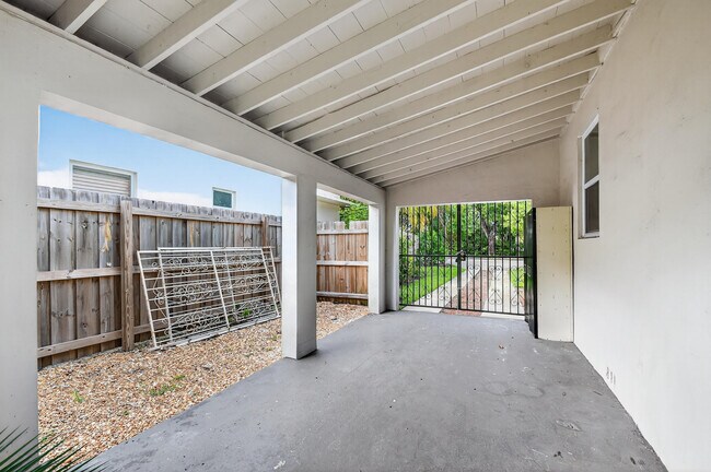Building Photo - 2817 Poinsettia Ave