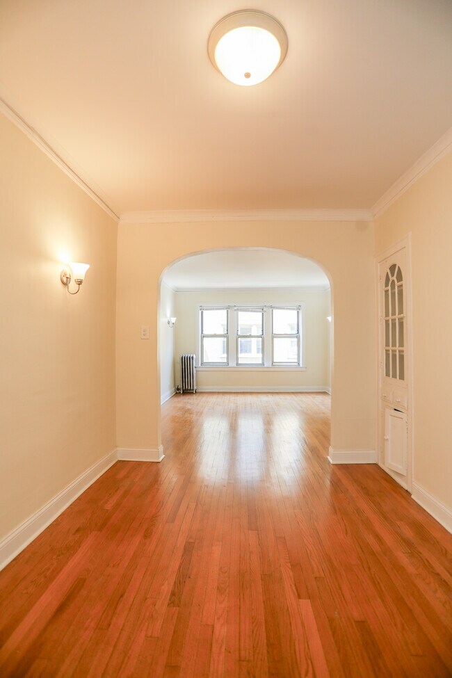 Building Photo - 2408 W Lunt Ave
