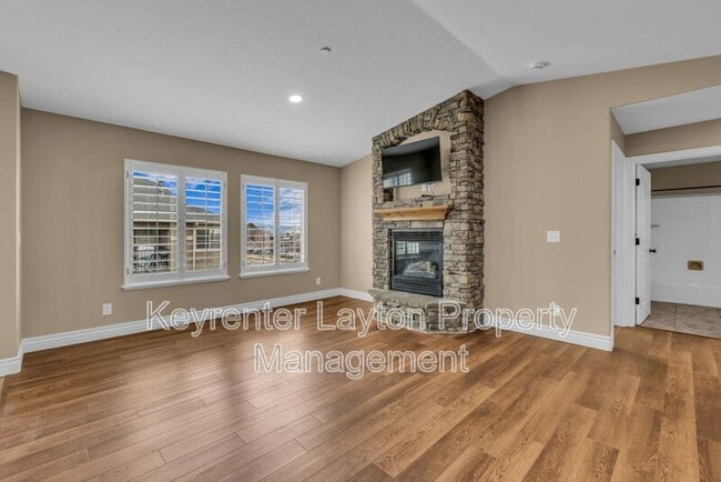 Building Photo - 905 S Main St