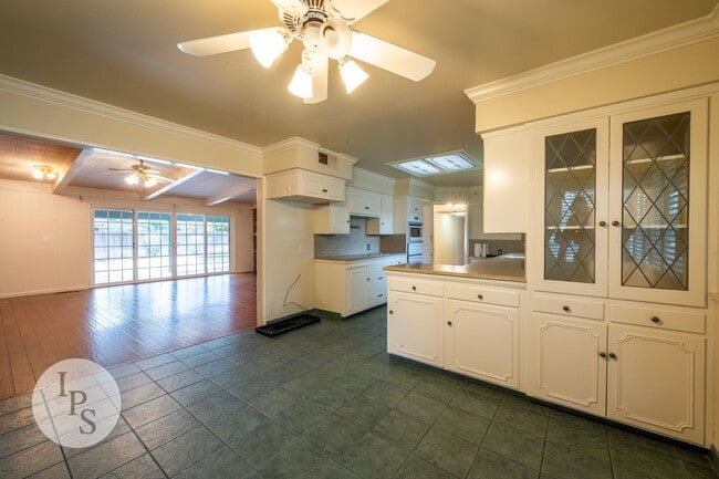 Building Photo - Fig Garden area Large Home, 4BR/3BA, Pool - Lots of Amenities!