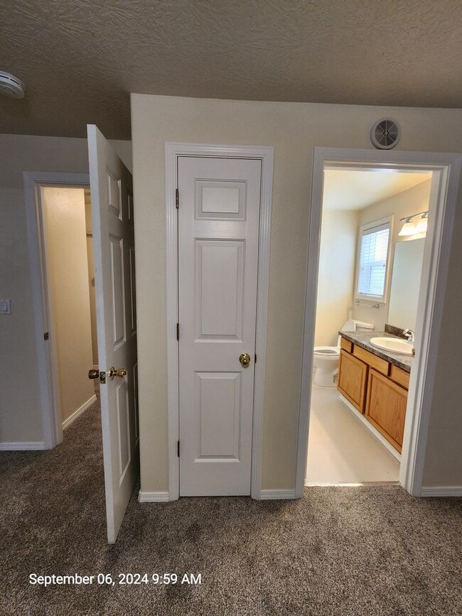 Building Photo - 531 SW Honeysuckle Ct