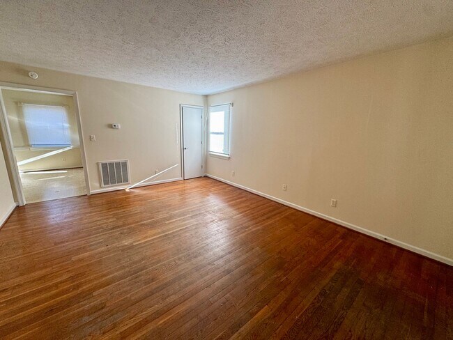 Building Photo - 2600 Anthony Pl