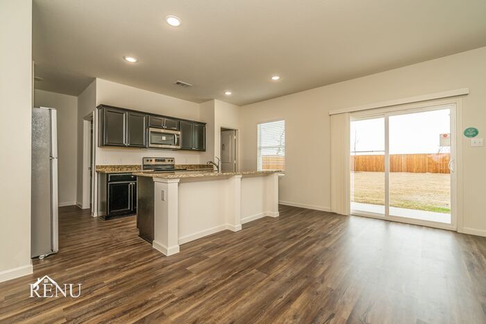 Building Photo - 551 London Dr