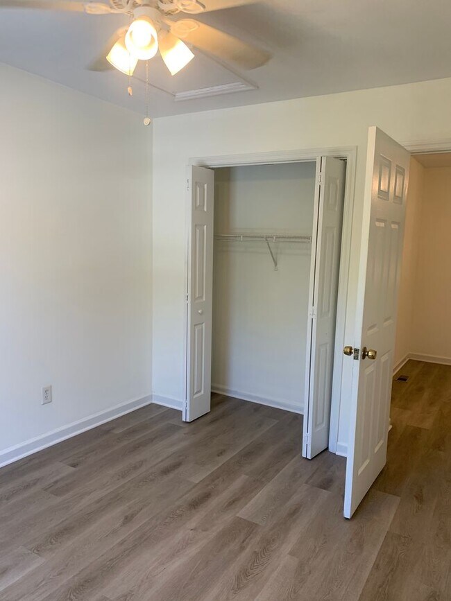 Building Photo - 3 Bedroom 2 Bath House Available Now on Nash