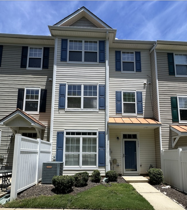 Building Photo - Spacious 3-Bed Townhouse in Raleigh