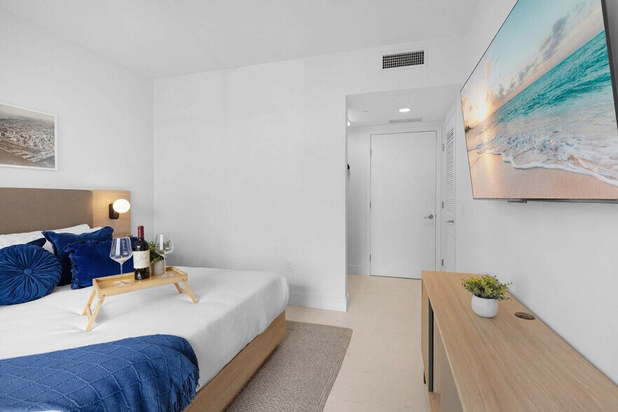 Building Photo - 601 NE 1st Ave