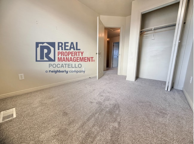 Building Photo - 3 Bed 1.5 Bath townhouse - 1 car garage