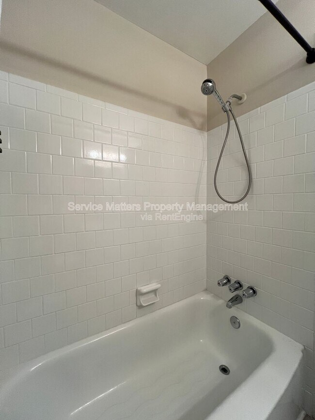 Building Photo - 303 Newcastle Dr